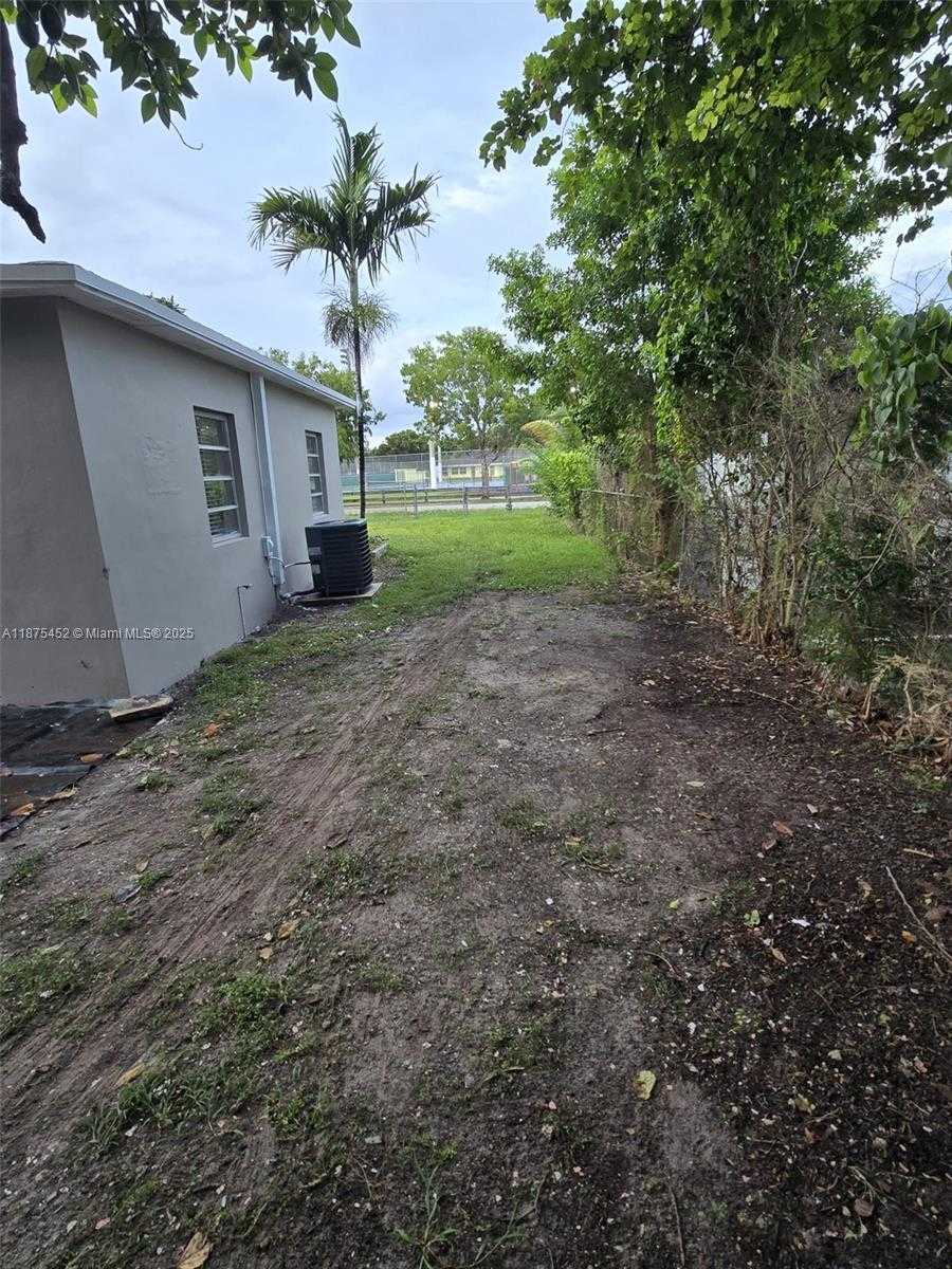 Small Image of 14420 MONROE ST, Miami Number 32