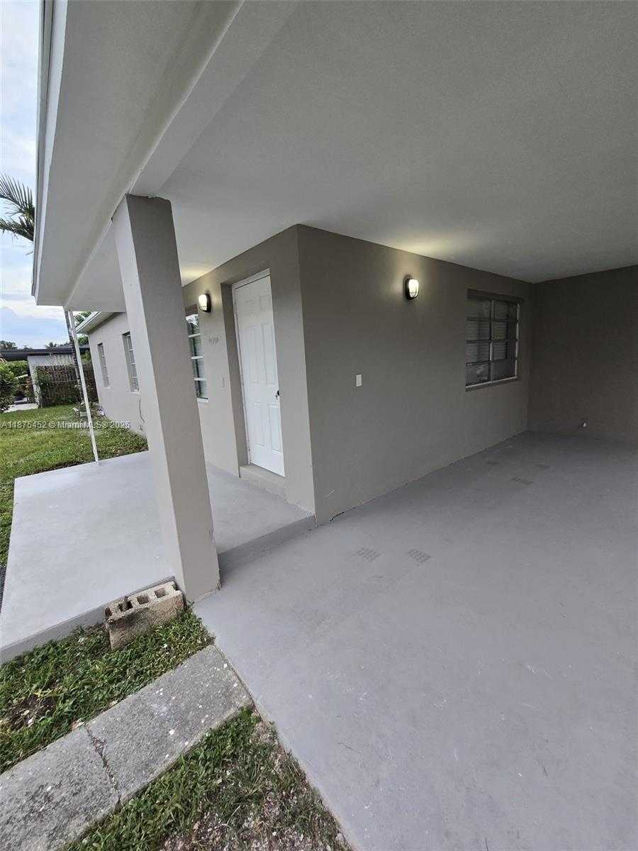 Small Image of 14420 MONROE ST, Miami Number 4
