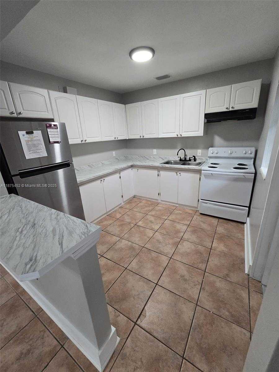 Small Image of 14420 MONROE ST, Miami Number 5