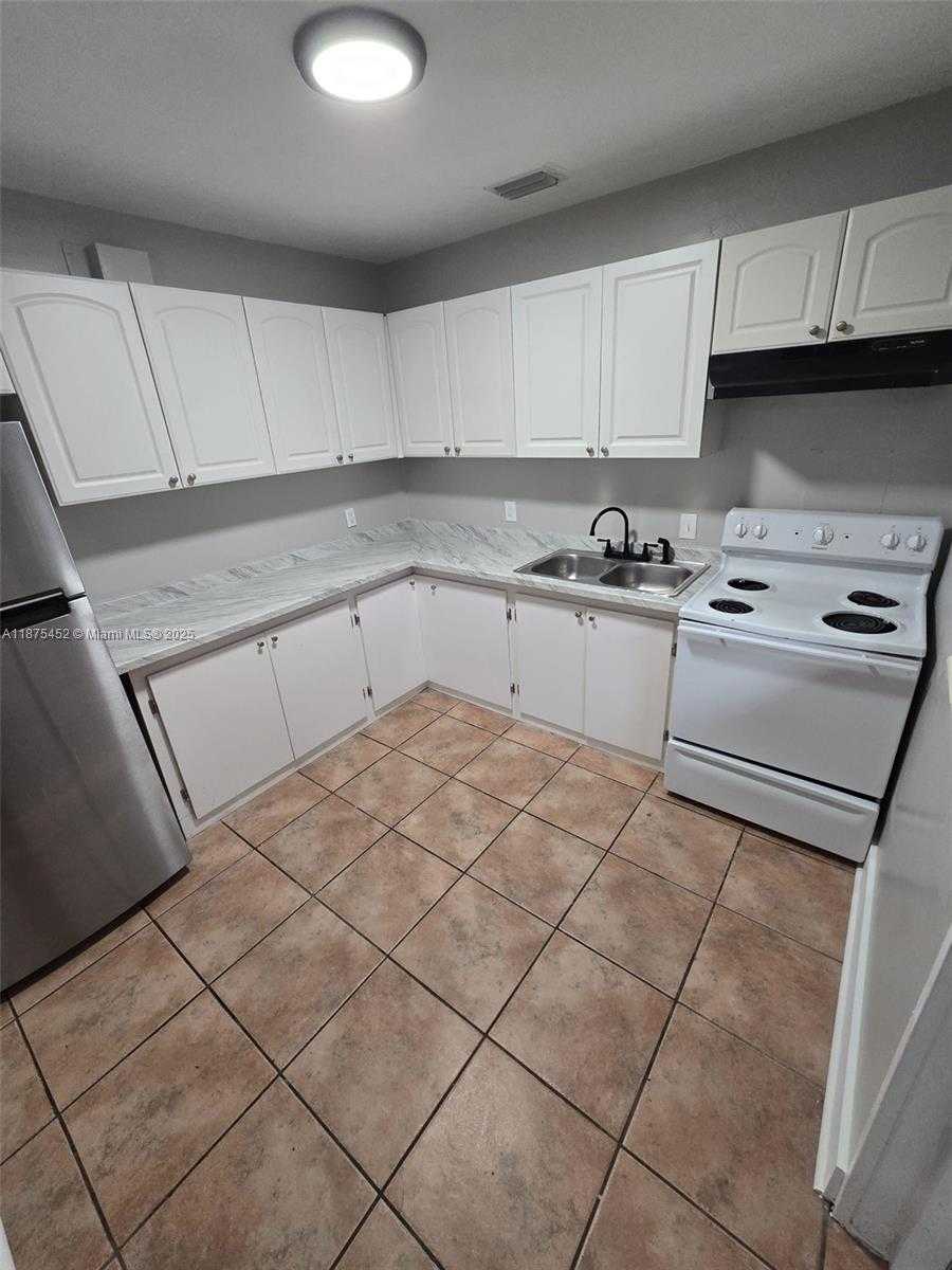 Small Image of 14420 MONROE ST, Miami Number 6