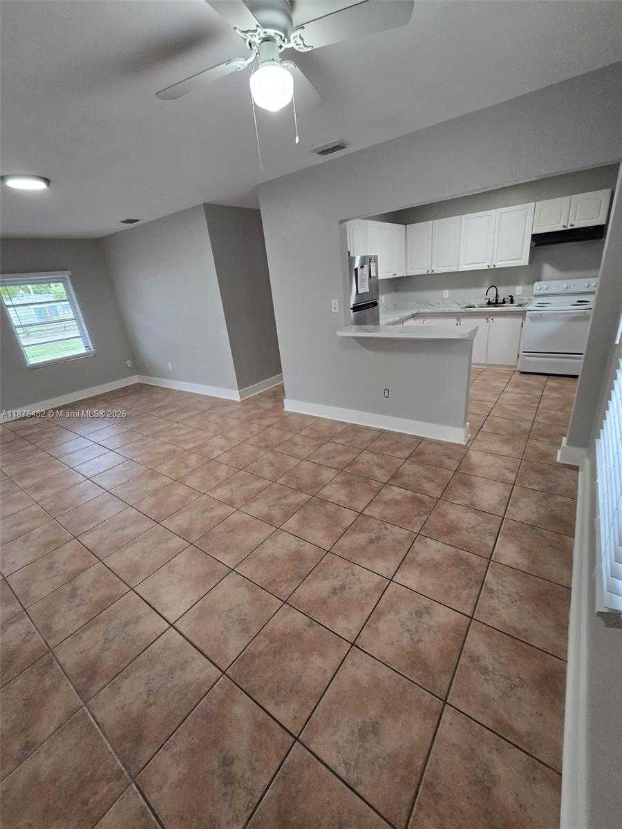 Small Image of 14420 MONROE ST, Miami Number 9