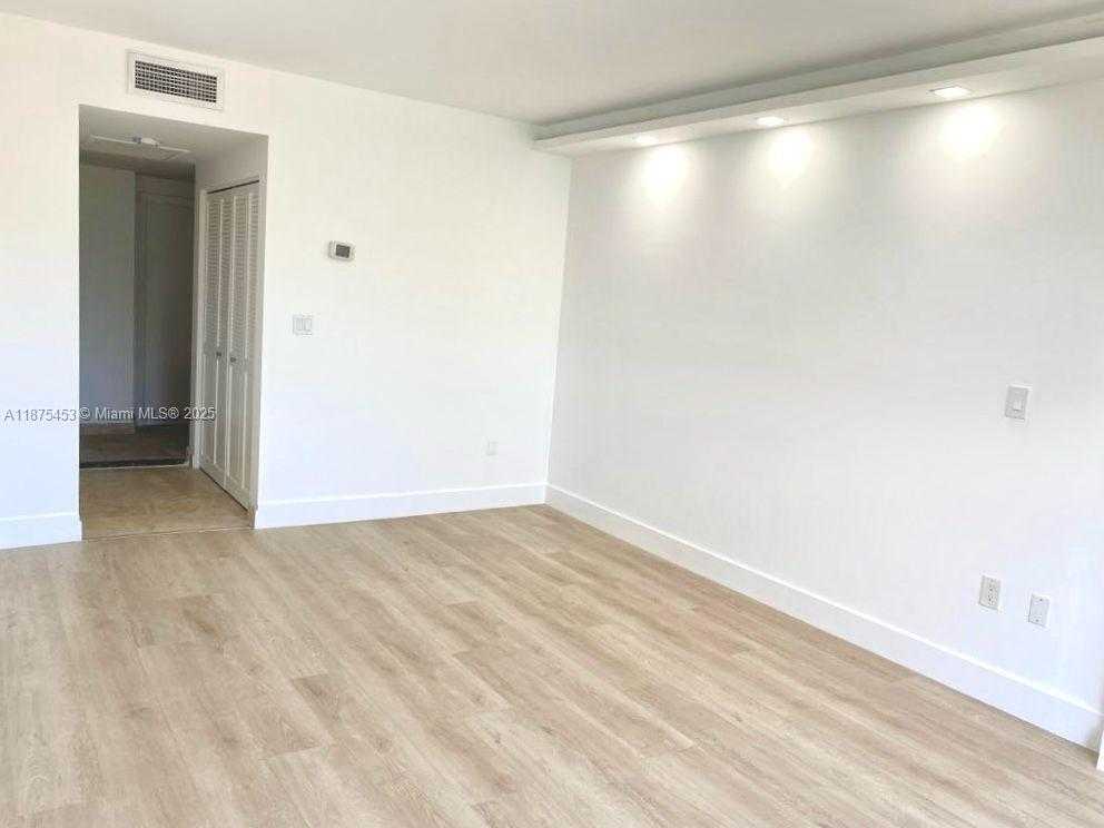 Small Image of 500 BAYVIEW DR #230, Sunny Isles Beach Number 10