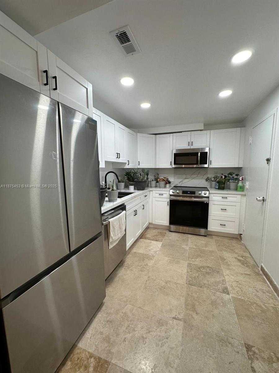 Small Image of 500 BAYVIEW DR #230, Sunny Isles Beach Number 4