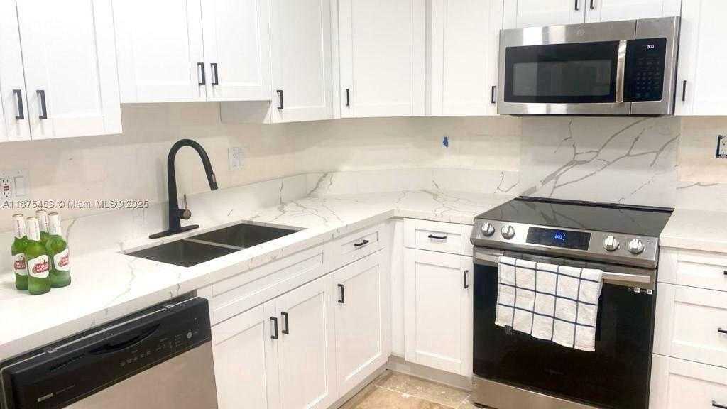 Small Image of 500 BAYVIEW DR #230, Sunny Isles Beach Number 6