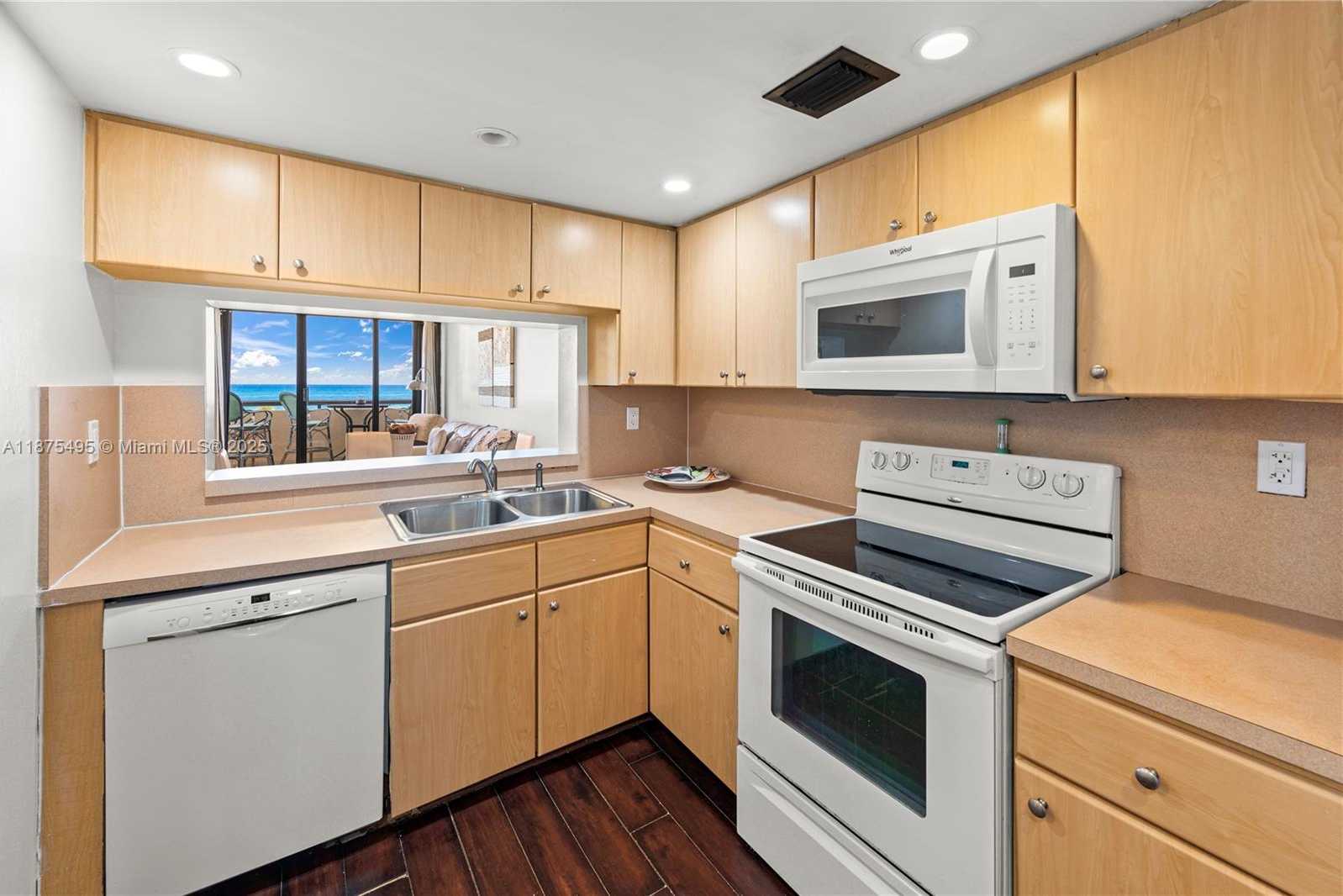 Small Image of 2555 COLLINS AVE #403, Miami Beach Number 27
