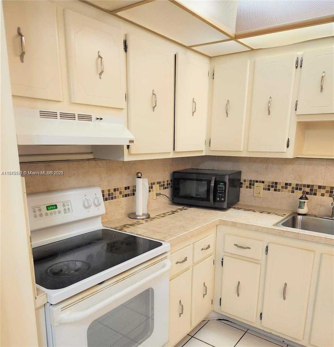 Small Image of 3375 NORTH COUNTRY CLUB DR #203, Aventura Number 2