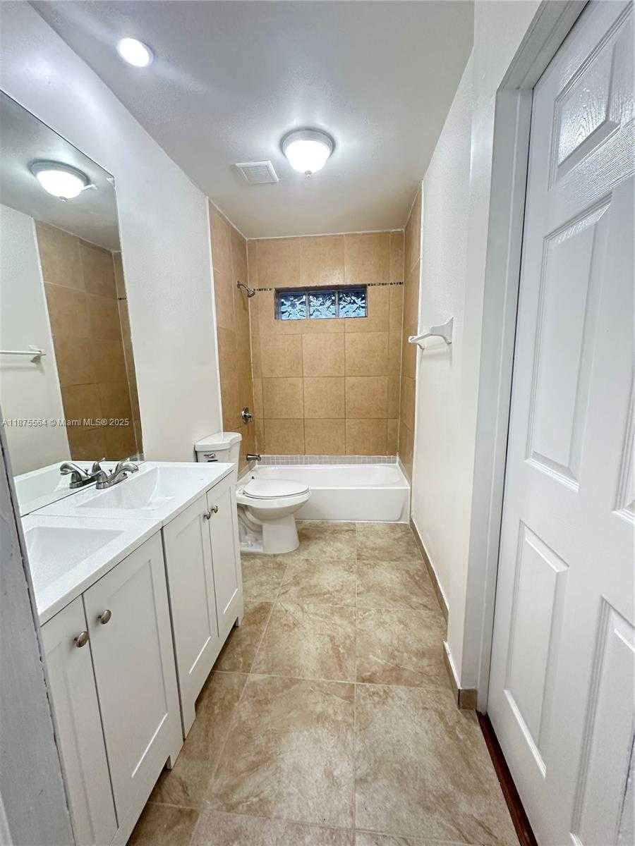 Small Image of 2021 BAY DR #3, Miami Beach Number 5