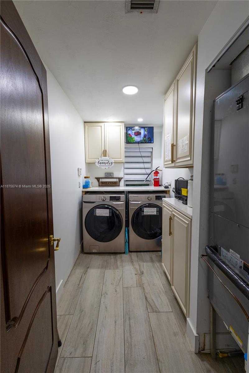 Small Image of 14500 SOUTH WEST 17TH CT, Davie Number 16