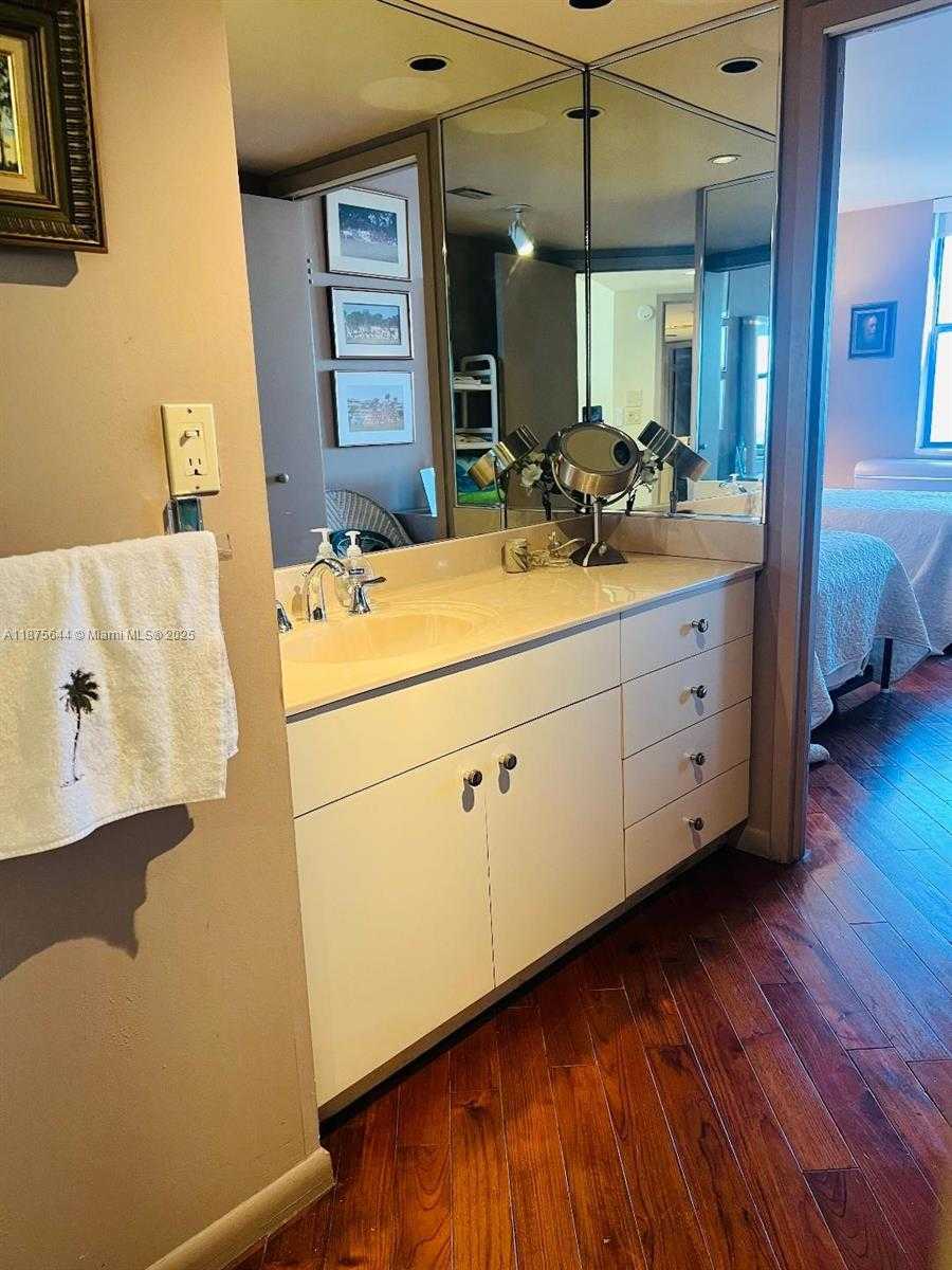 Small Image of 2333 BRICKELL AVE #2402, Miami Number 22