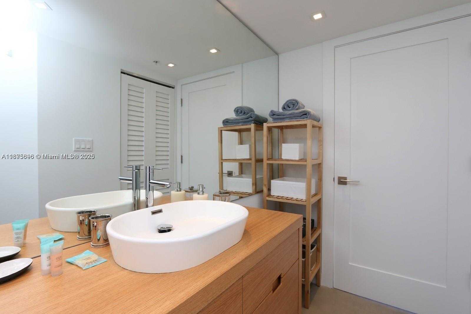 Small Image of 1900 SUNSET HARBOUR DR #2011, Miami Beach Number 9