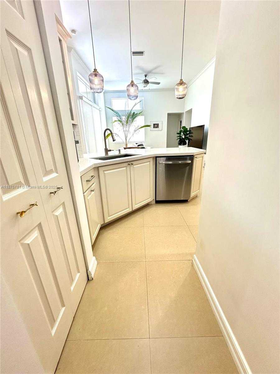 Small Image of 656 VERONA PL, Weston Number 24