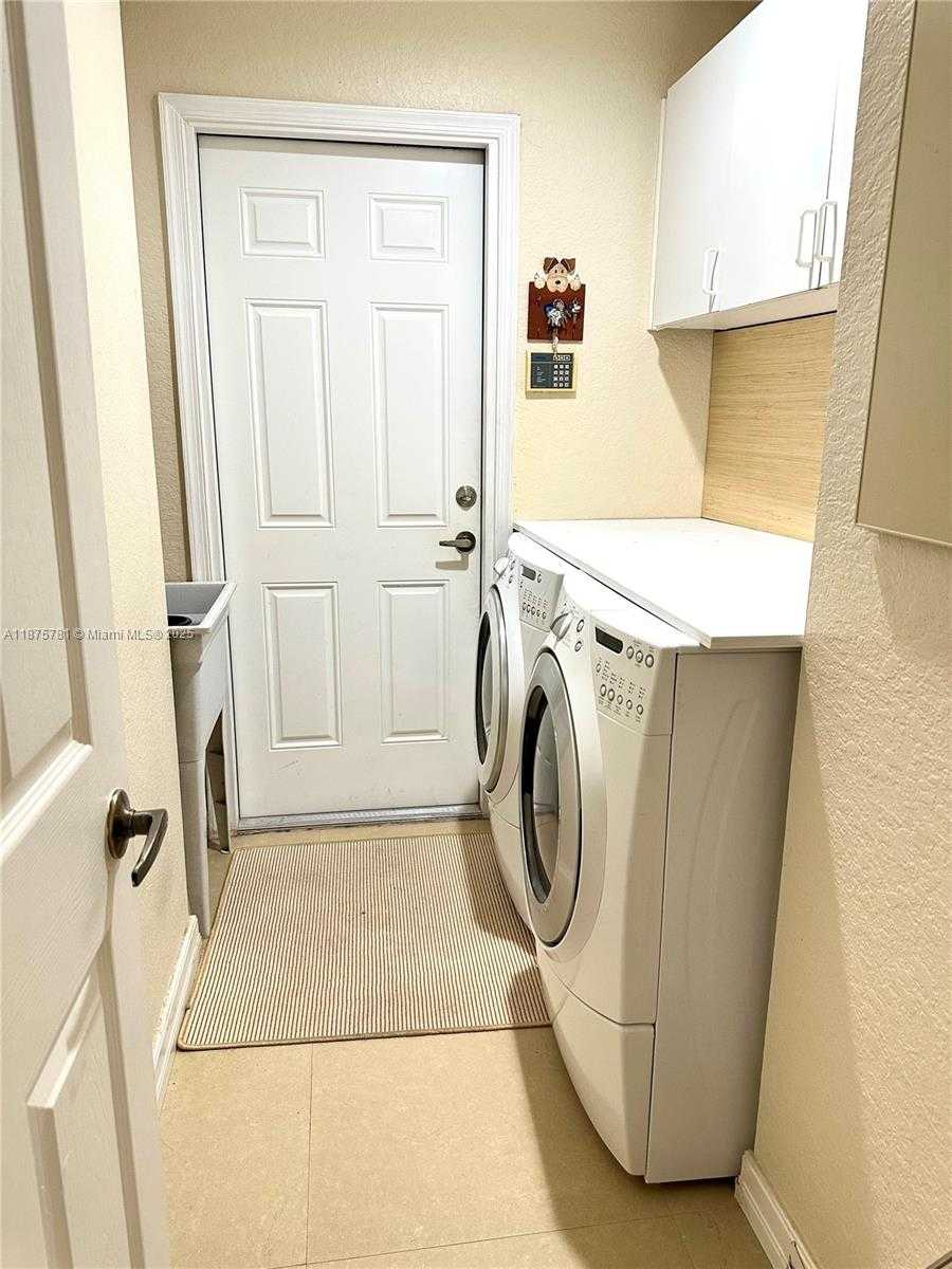 Small Image of 656 VERONA PL, Weston Number 32