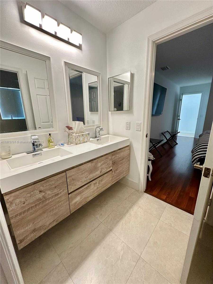 Small Image of 656 VERONA PL, Weston Number 36