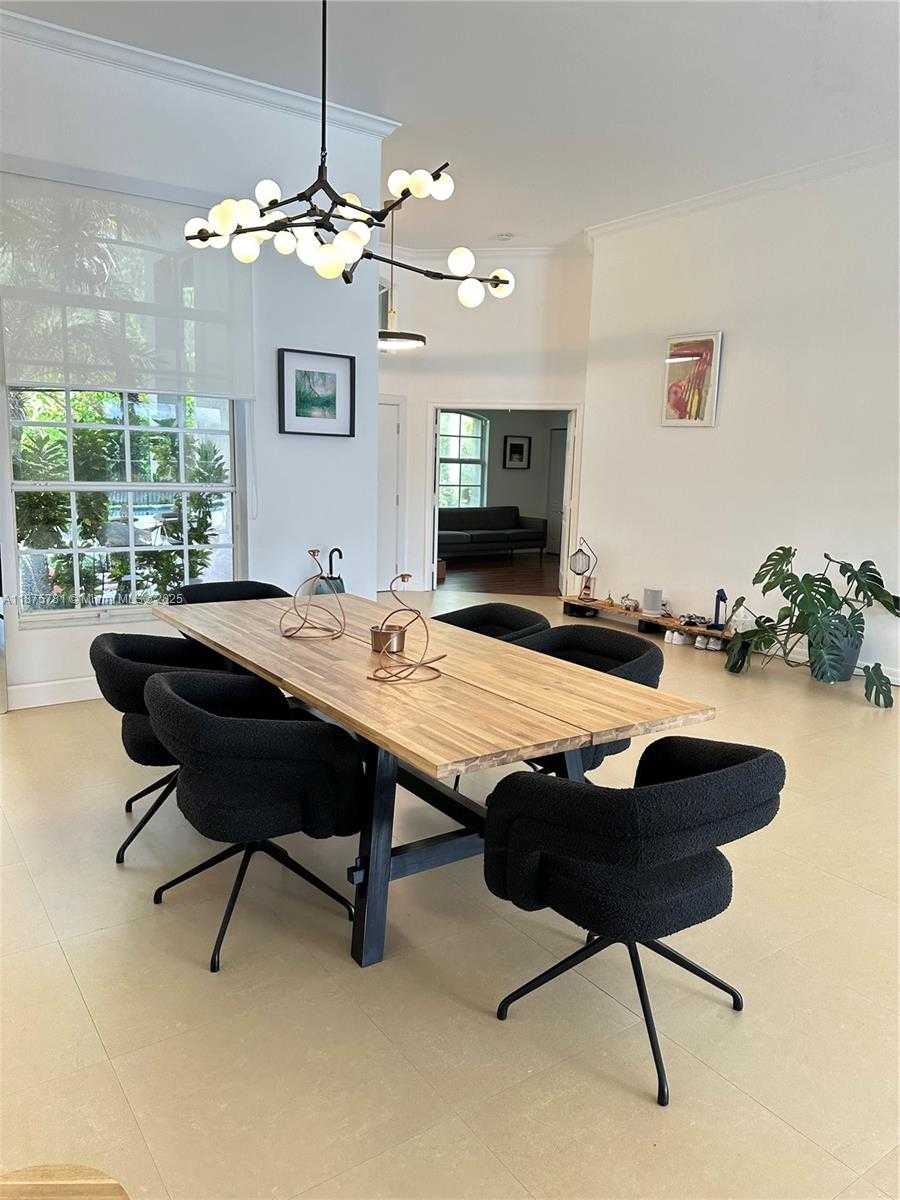 Small Image of 656 VERONA PL, Weston Number 7