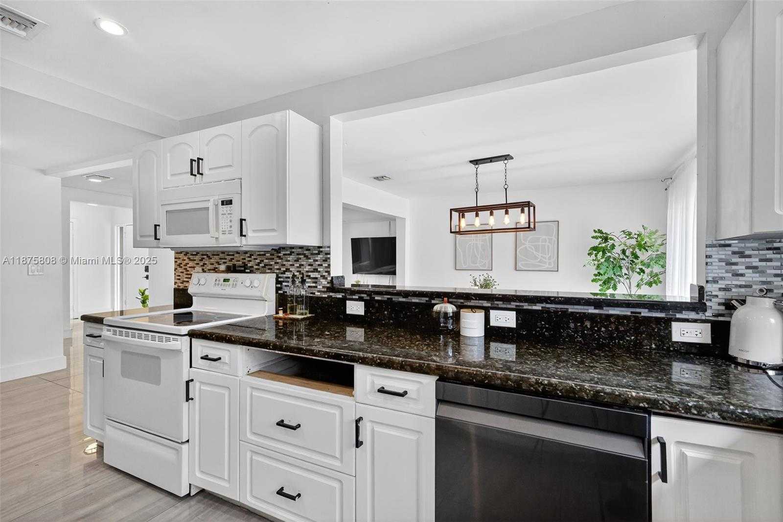 Small Image of 20424 NORTH EAST 10TH CT RD #20424, Miami Number 18