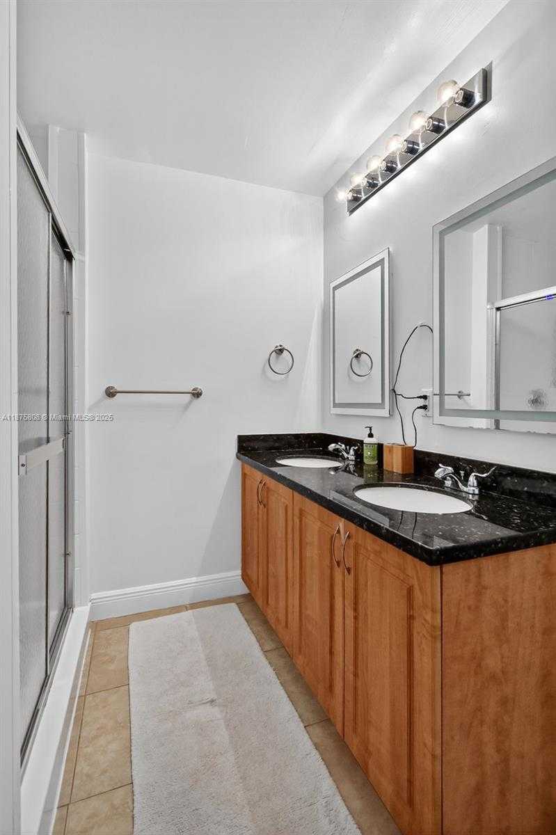 Small Image of 20424 NORTH EAST 10TH CT RD #20424, Miami Number 40