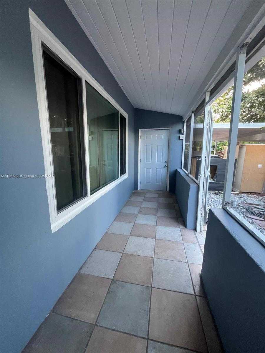 Small Image of 1330 NORTH EAST 203RD ST, Miami Number 4