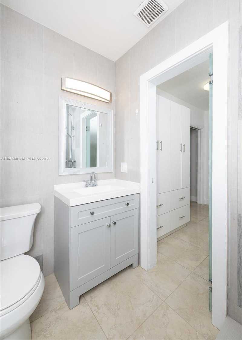 Small Image of 3220 NORTH SURF RD #1, Hollywood Number 14
