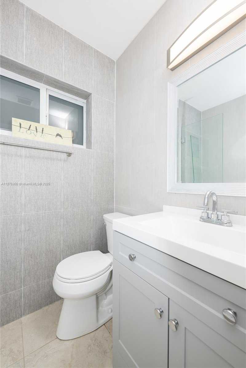 Small Image of 3220 NORTH SURF RD #1, Hollywood Number 17