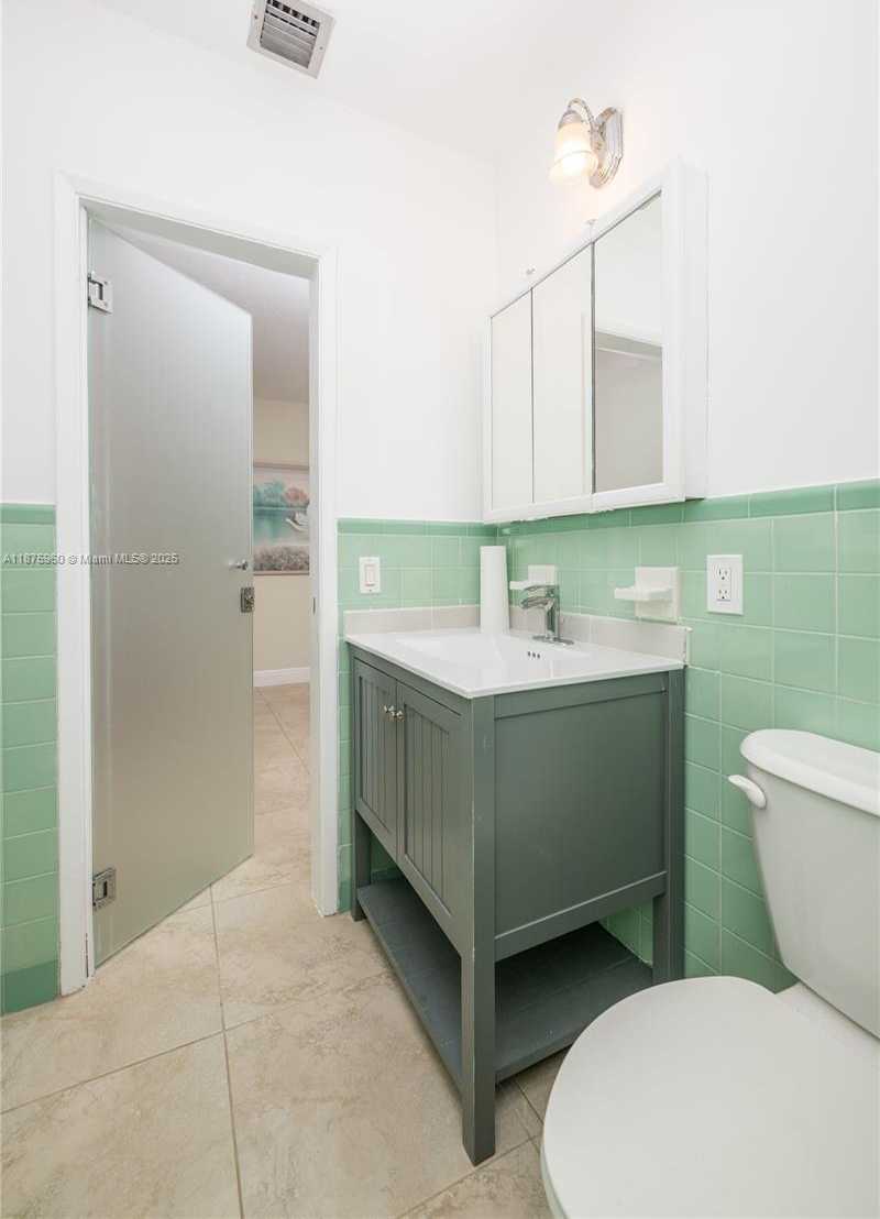 Small Image of 3220 NORTH SURF RD #1, Hollywood Number 24