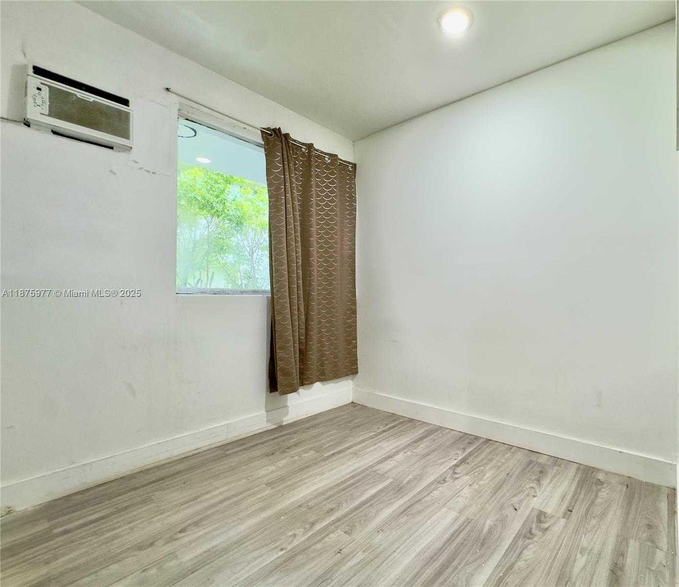 Small Image of 2025 BAY DR #8, Miami Beach Number 10