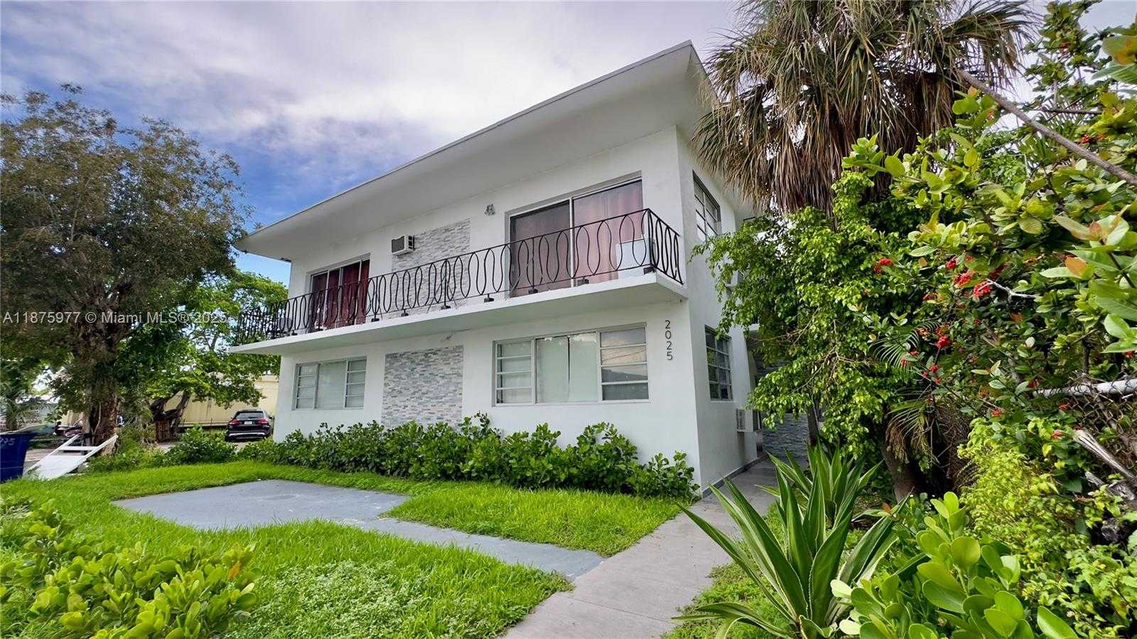 Small Image of 2025 BAY DR #8, Miami Beach Number 11