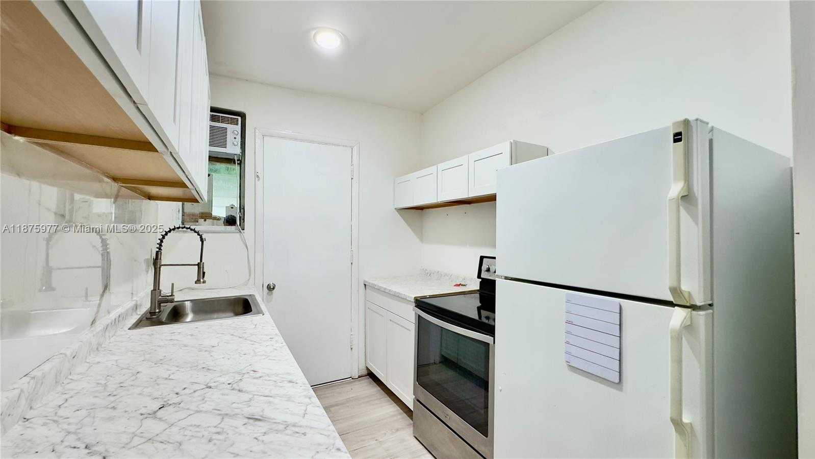 Small Image of 2025 BAY DR #8, Miami Beach Number 3