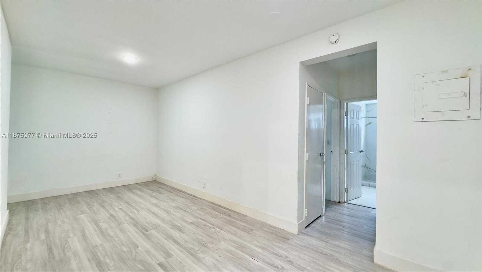 Small Image of 2025 BAY DR #8, Miami Beach Number 5