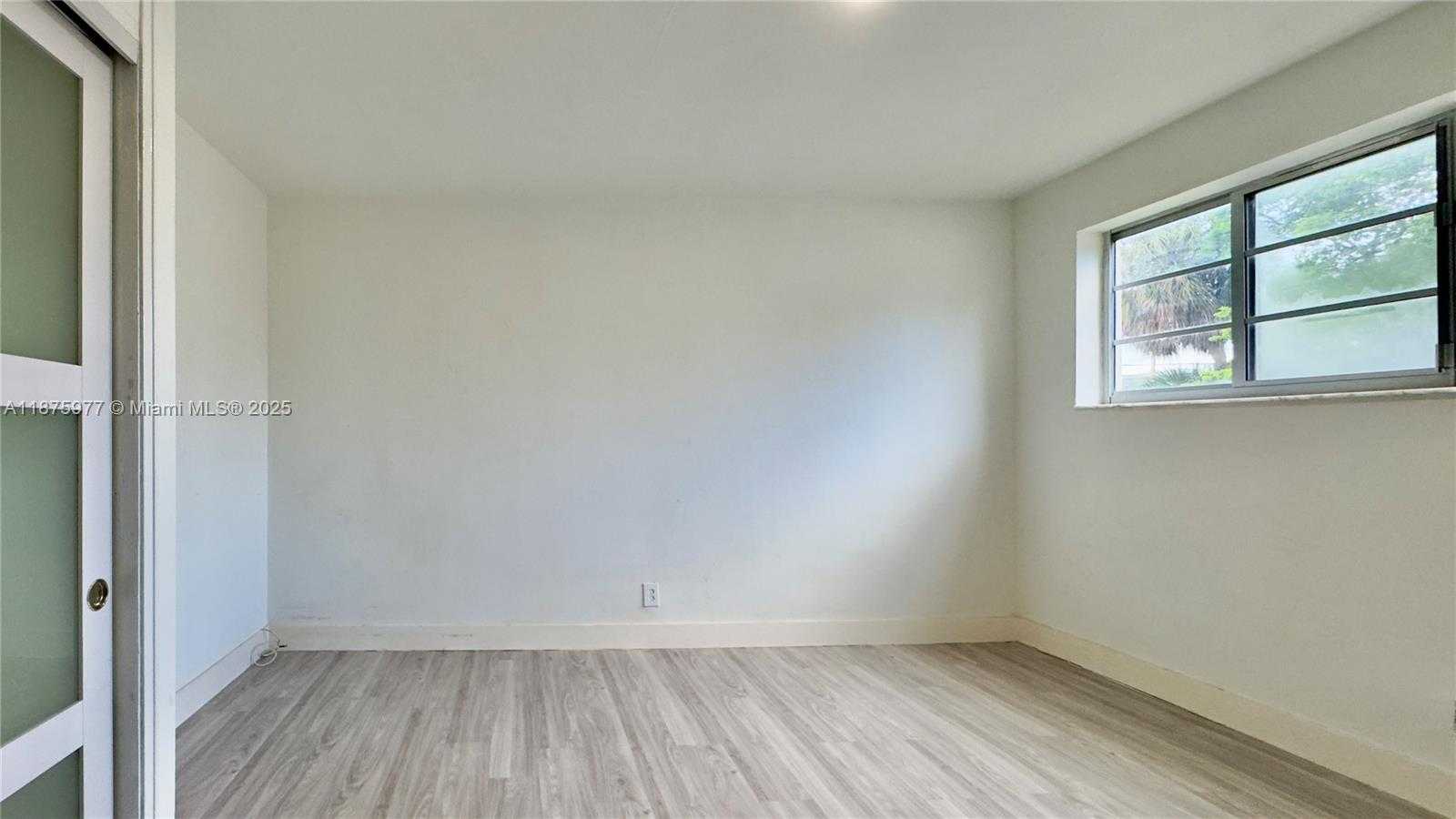 Small Image of 2025 BAY DR #8, Miami Beach Number 8