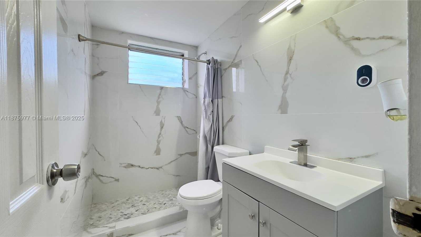 Small Image of 2025 BAY DR #8, Miami Beach Number 9