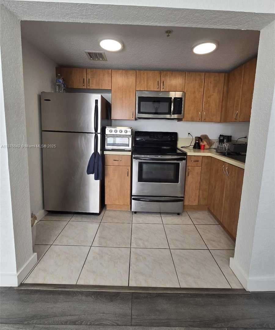 Small Image of 7326 COLLINS AVE #204, Miami Beach Number 3