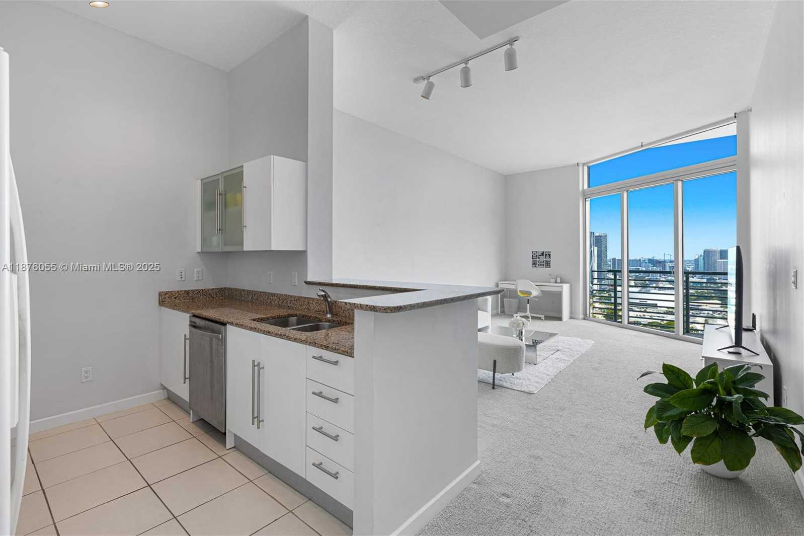 Small Image of 325 SOUTH BISCAYNE BLVD #UPH18, Miami Number 5