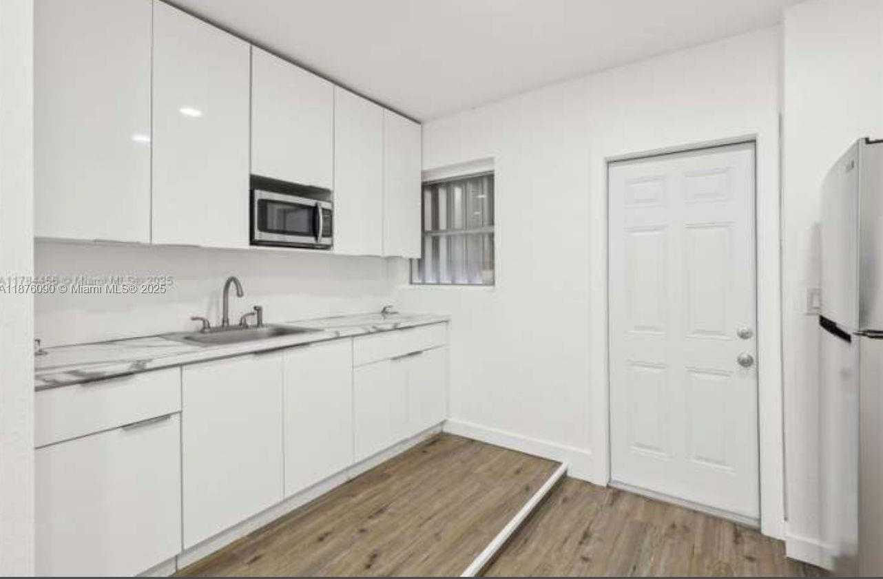 Small Image of 7420 MCKINLEY ST, Hollywood Number 2