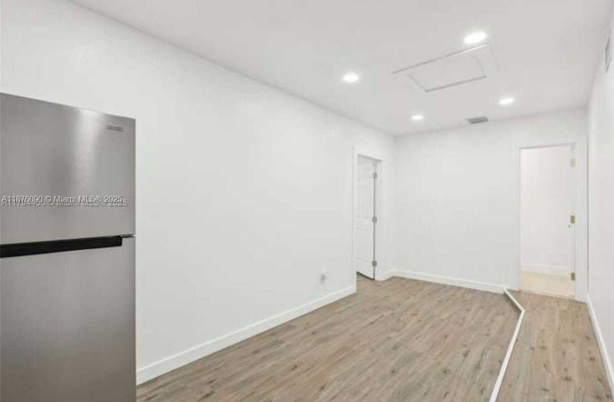 Small Image of 7420 MCKINLEY ST, Hollywood Number 3