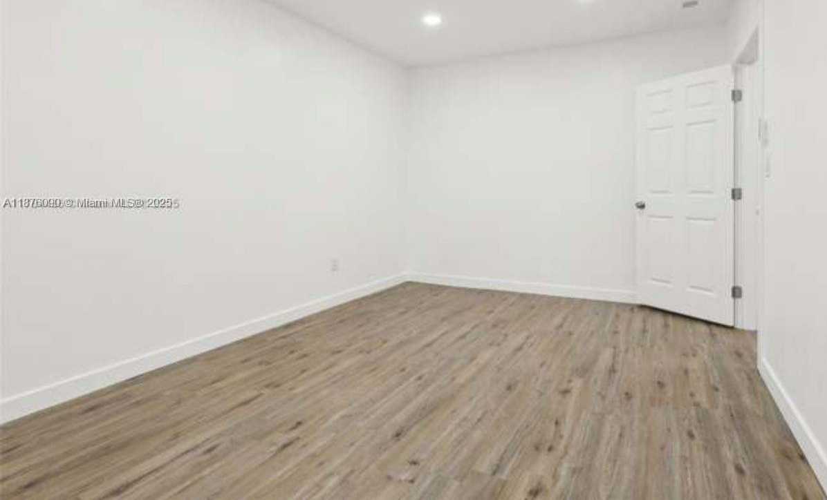 Small Image of 7420 MCKINLEY ST, Hollywood Number 7