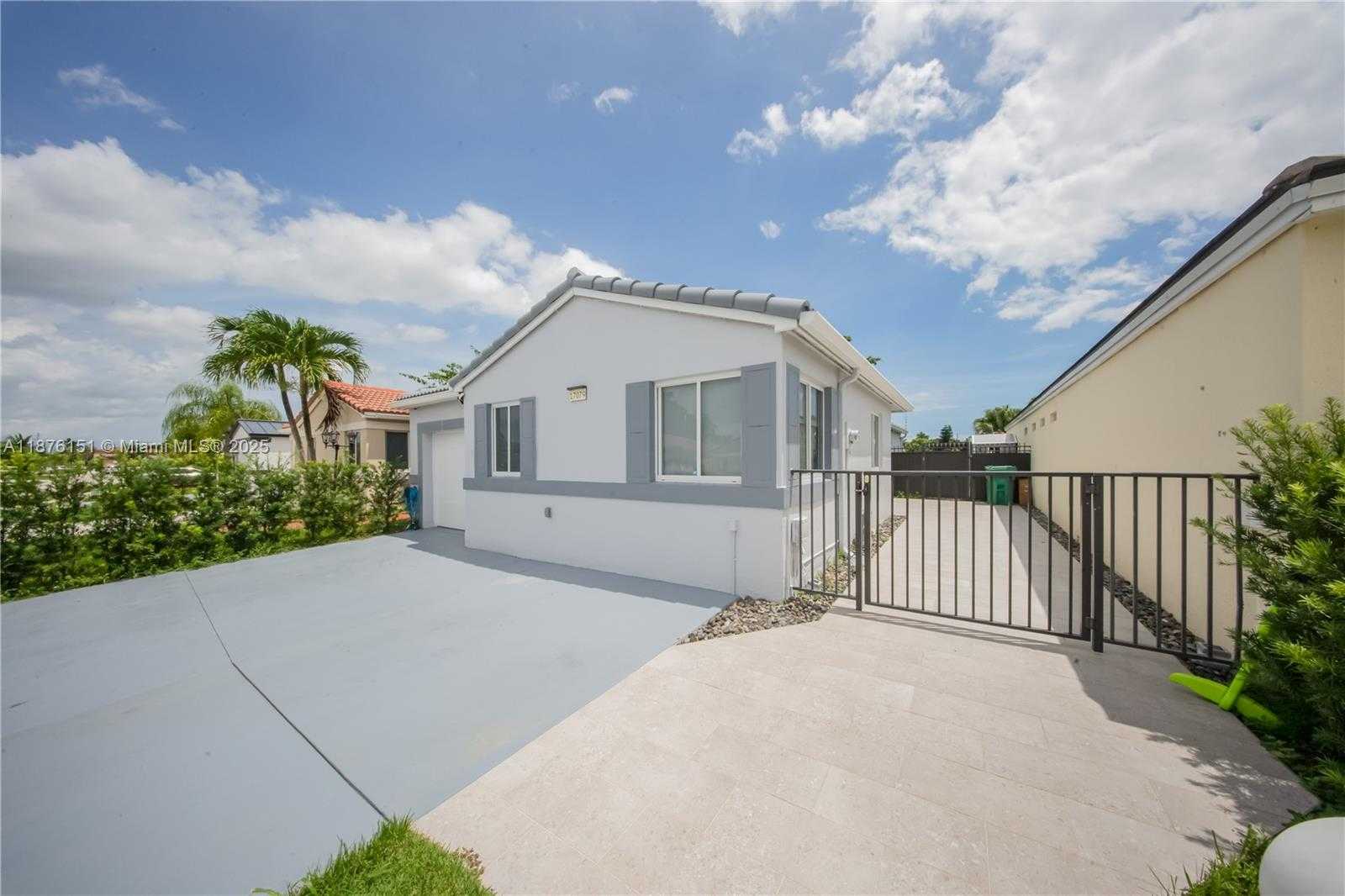 Small Image of 17079 SOUTH WEST 142ND PL, Miami Number 4