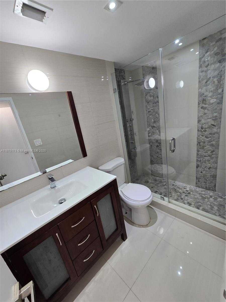 Small Image of 5825 COLLINS AVE #J4, Miami Beach Number 45