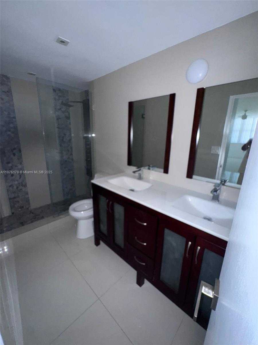 Small Image of 5825 COLLINS AVE #J4, Miami Beach Number 8