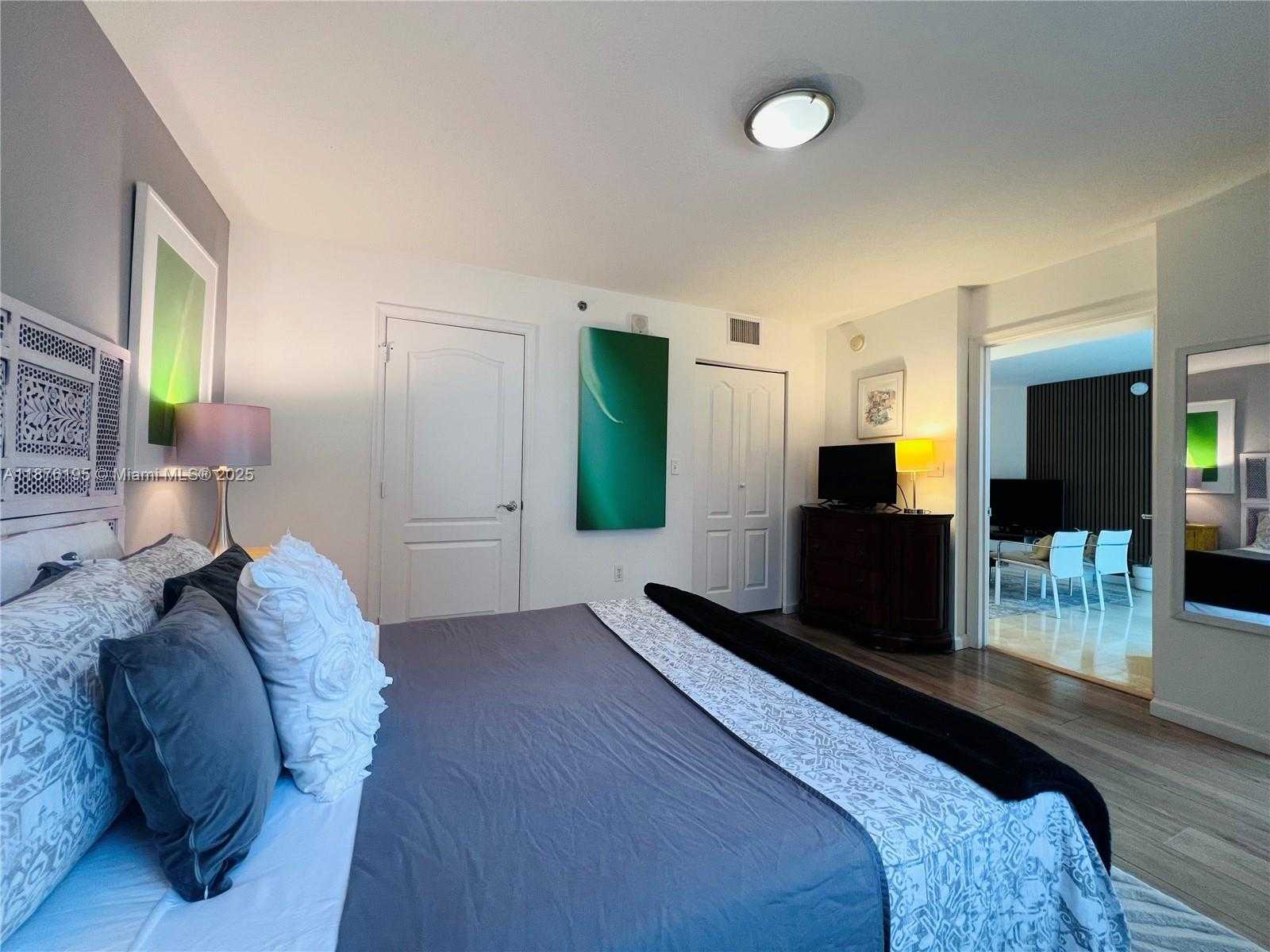 Small Image of 1200 BRICKELL BAY DR #2809, Miami Number 17