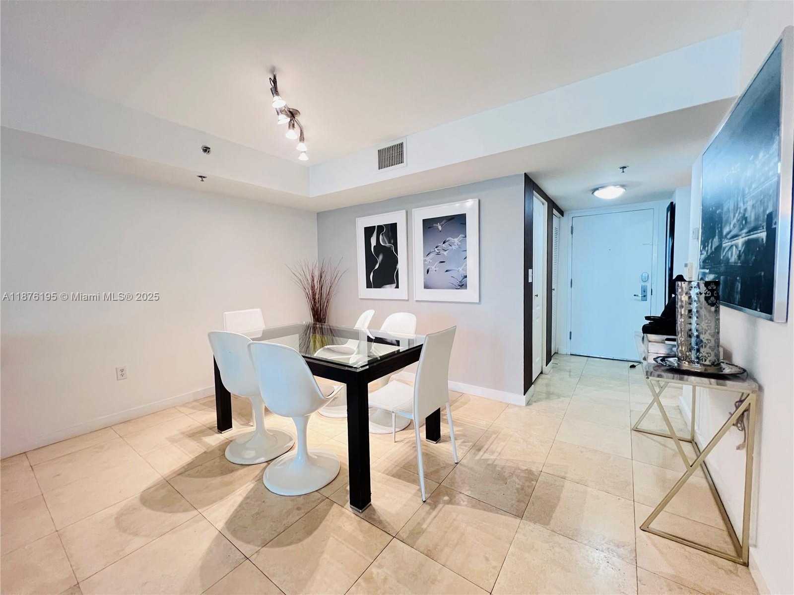 Small Image of 1200 BRICKELL BAY DR #2809, Miami Number 7