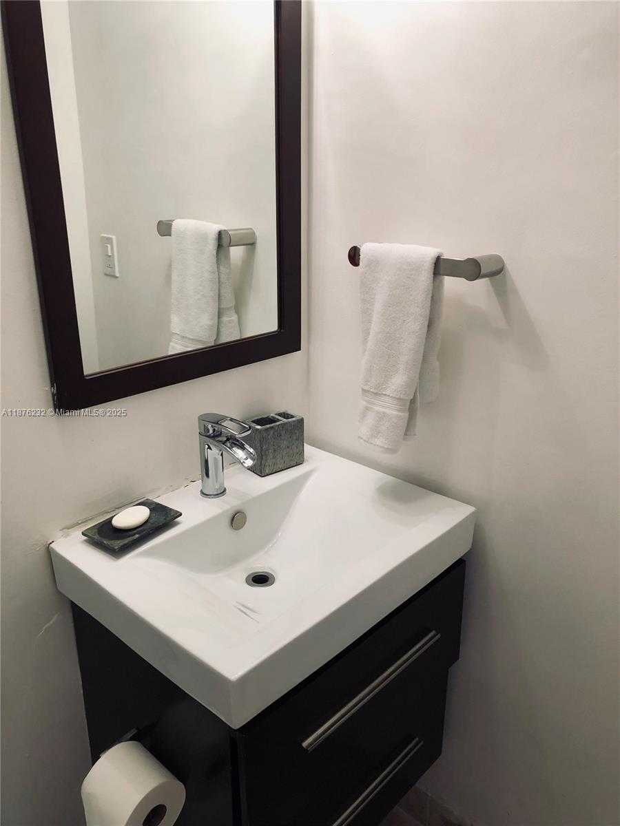 Small Image of 905 BRICKELL BAY DR #327, Miami Number 14