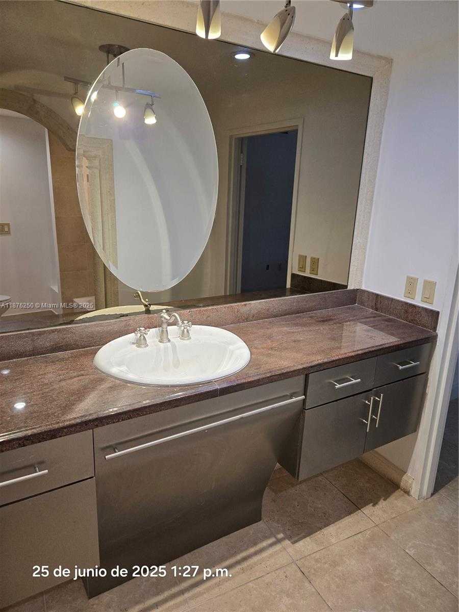Small Image of 5255 COLLINS #1A, Miami Beach Number 13