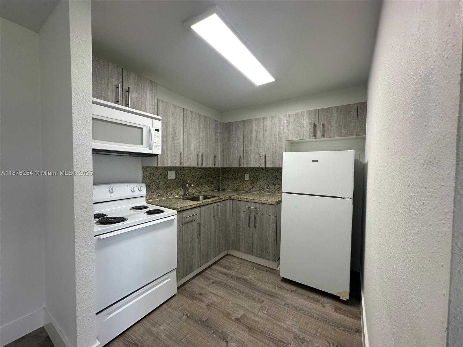 Small Image of 2843 FILLMORE ST #207, Hollywood Number 4