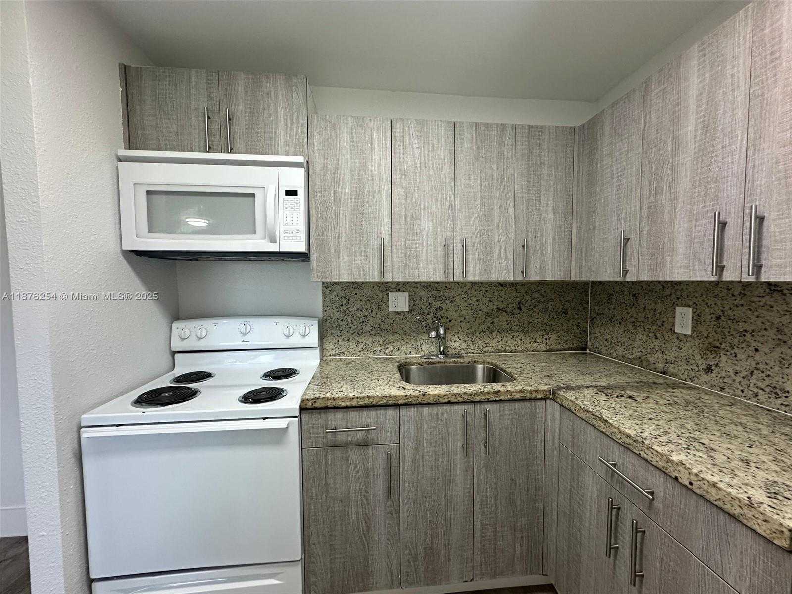 Small Image of 2843 FILLMORE ST #207, Hollywood Number 5