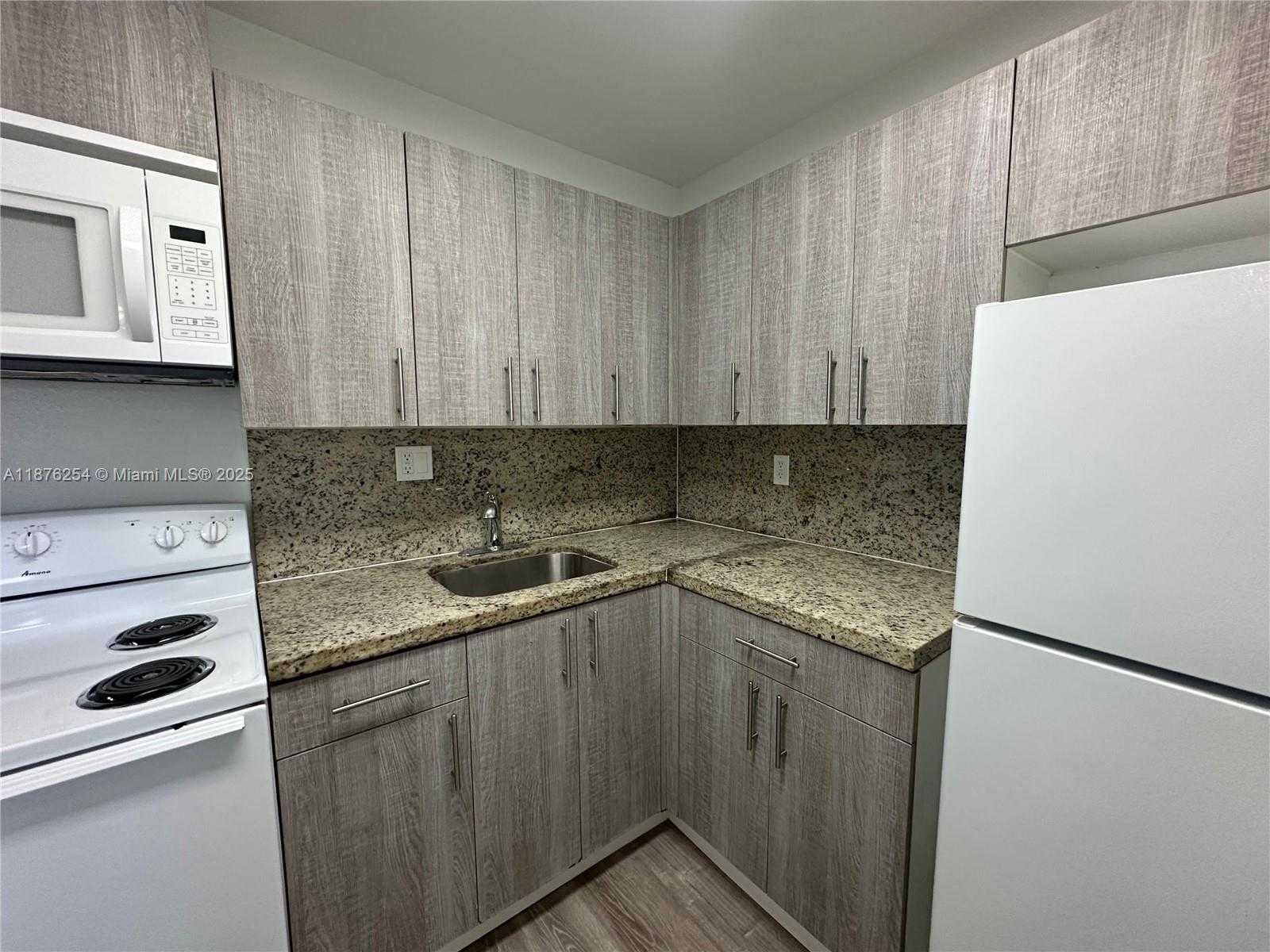 Small Image of 2843 FILLMORE ST #207, Hollywood Number 6