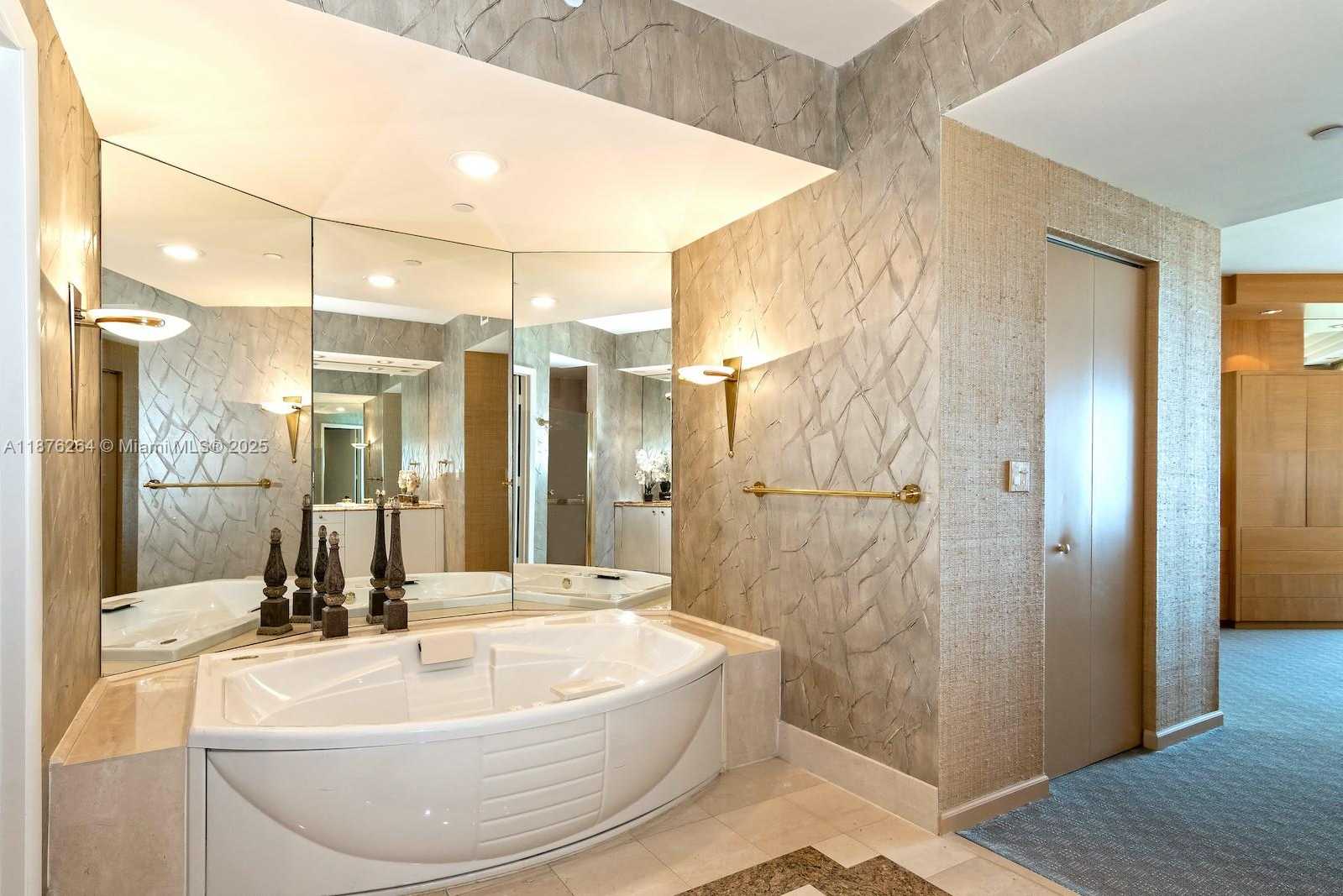 Small Image of 300 SOUTH POINTE DR #3504, Miami Beach Number 20