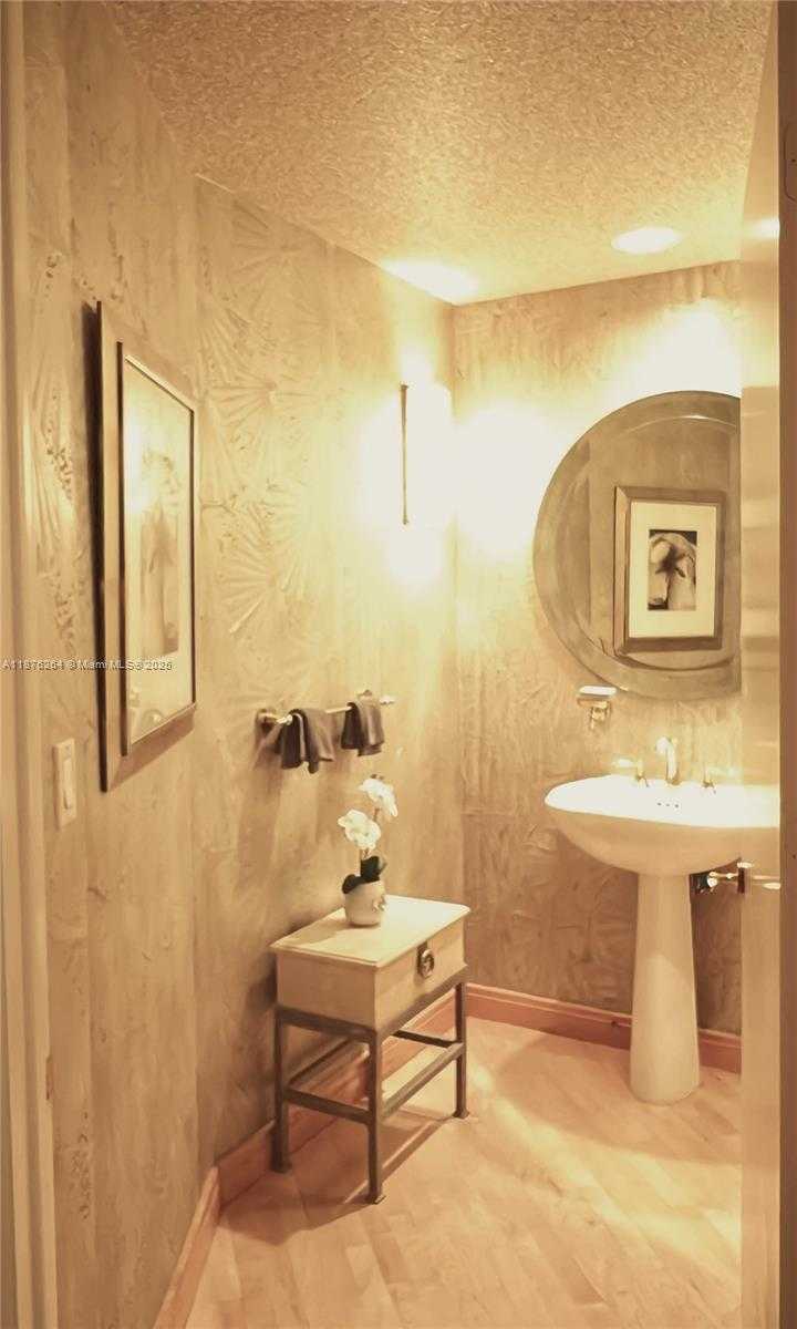 Small Image of 300 SOUTH POINTE DR #3504, Miami Beach Number 22