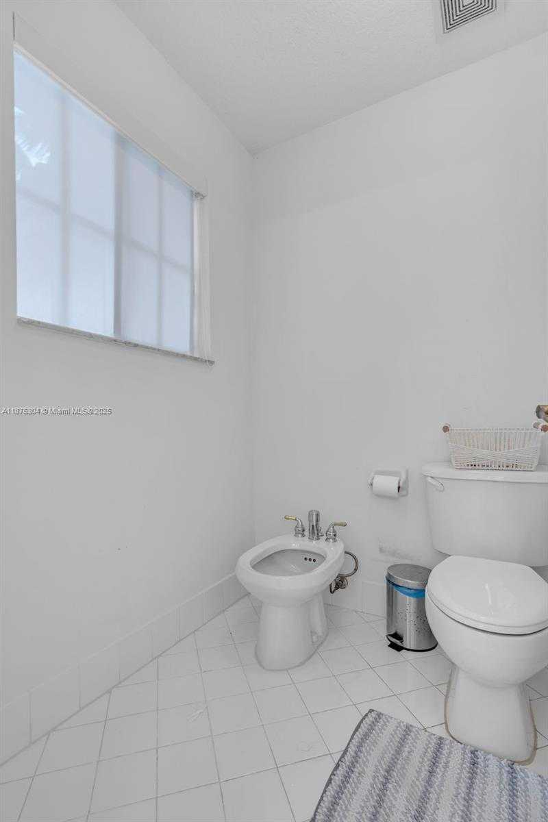 Small Image of 11451 NORTH WEST 68TH TER #11451, Doral Number 32