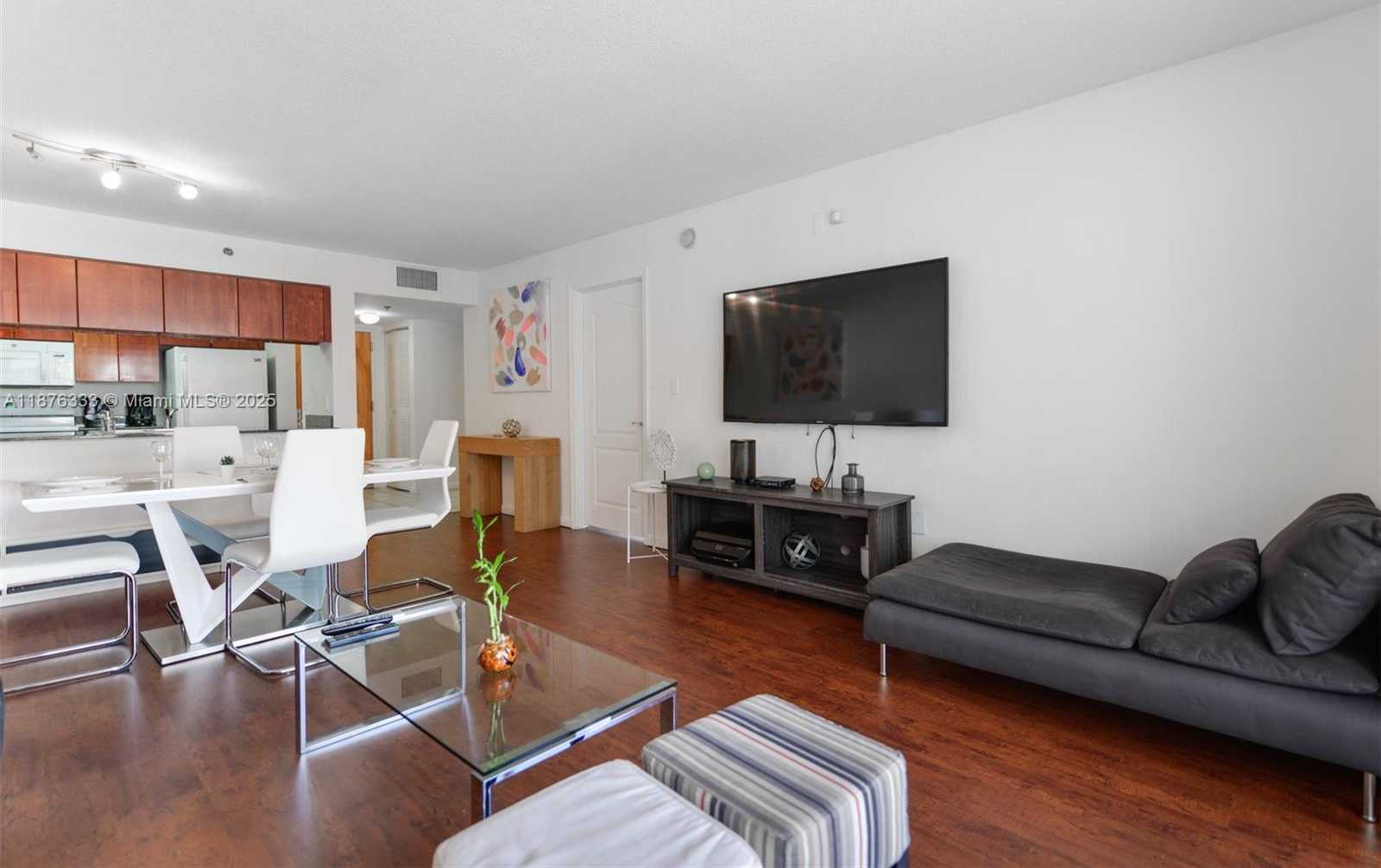 Small Image of 1200 BRICKELL BAY DR #1720, Miami Number 17
