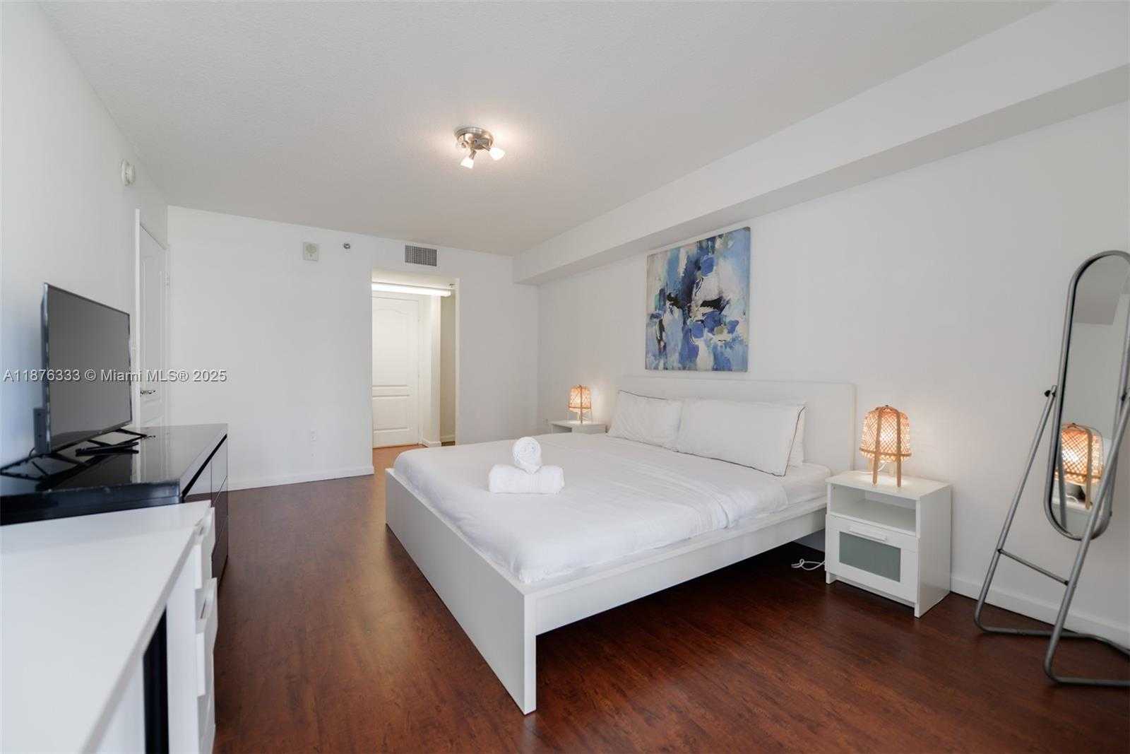 Small Image of 1200 BRICKELL BAY DR #1720, Miami Number 2